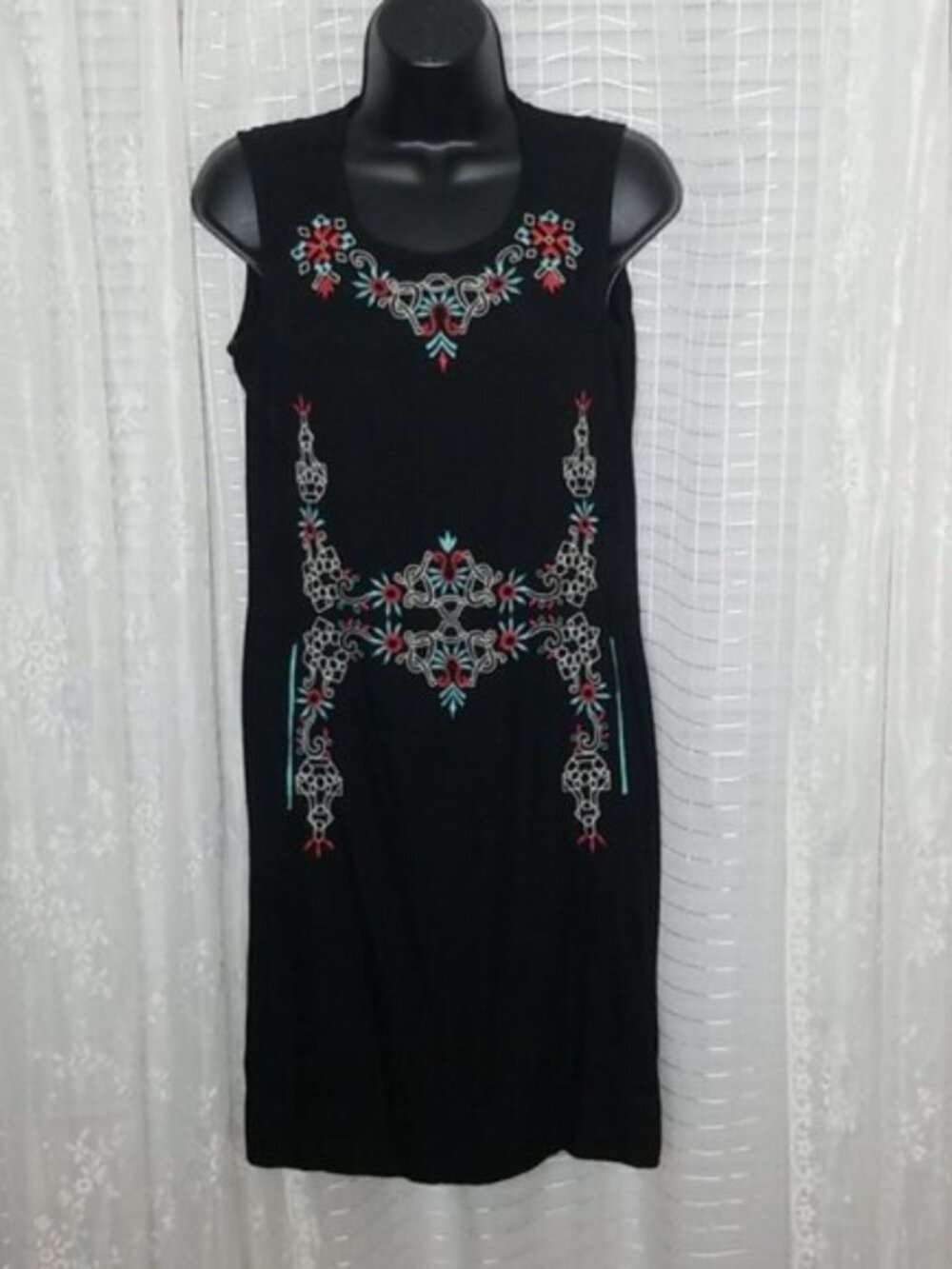 Global Desi Black Shift Dress W/ Embroidered Floral Pattern And Pockets SzL